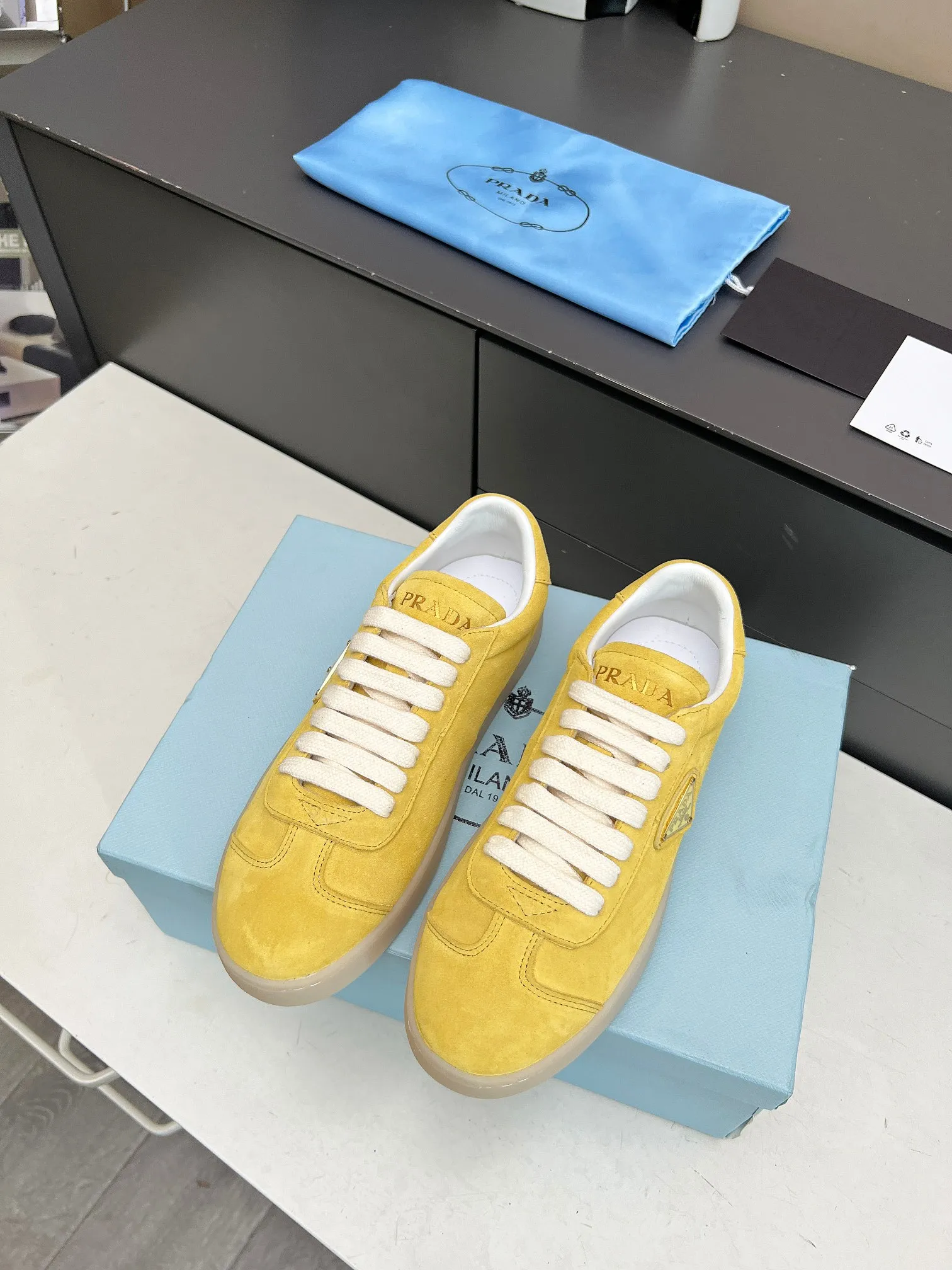 👟👟Ex-factory price 480👟👟 2024 Prada/Prada "couples" metal logo decorated Lane leather sneakers. This sneaker is fashionable and simple, showing the full integration of minimalist style and sports personality. Easy to wear and durable, artistic retro style. Leather material: original imported cowhide. Lining: sheepskin lining. Shoe logo: enamel-coated triangular metal logo. Size: 35-45 (female 41, male 45, custom-made, non-returnable).